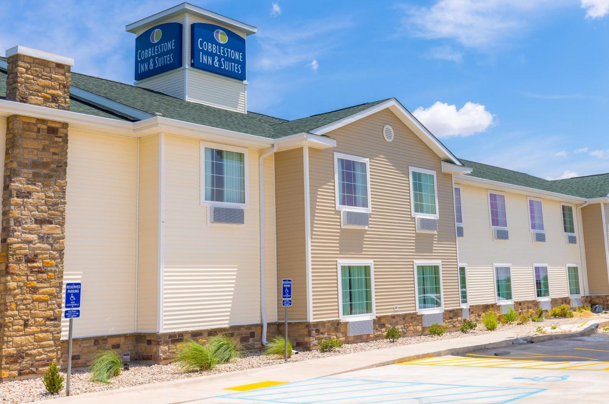 Cobblestone Inn & Suites - Winters Экстерьер фото